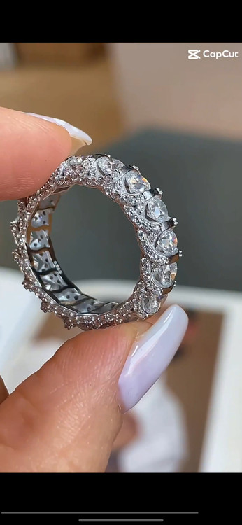 نمای نزدیک انگشتر نقره زنانه طرح دور جواهر با نگینهای زیرکونیوم درخشان