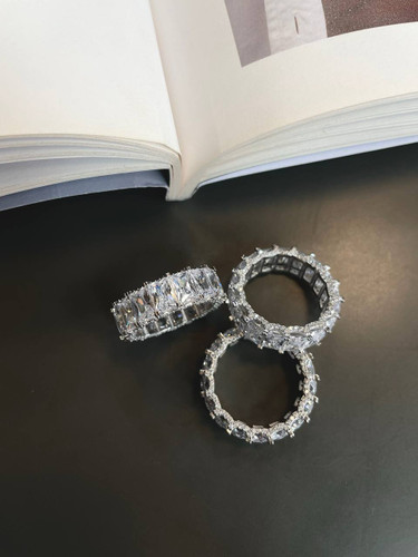 نمای نزدیک انگشتر نقره لوکس با نگین بزرگ مستطیلی و دور نگین