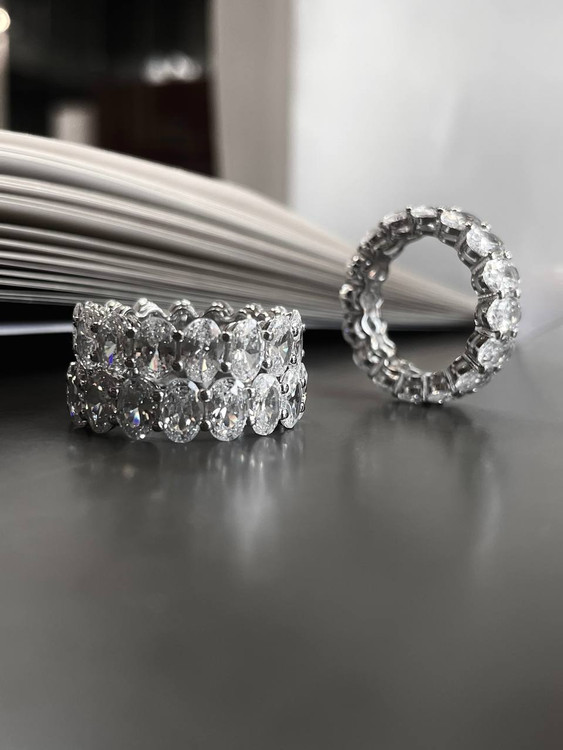 درخشش انگشتر نقره ایتالیایی ۵/۵ گرمی در نور طبیعی