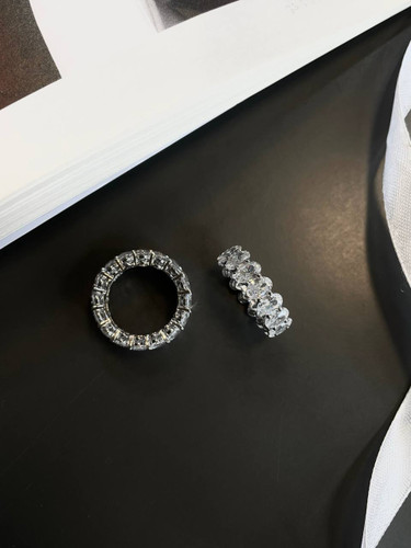 نمای نزدیک انگشتر نقره لوکس با نگین بیضی و حلقه نگین دور