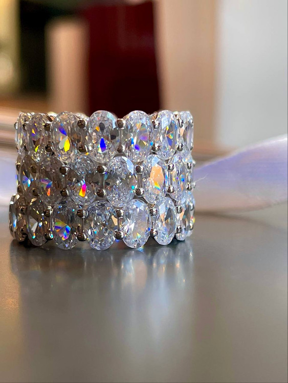 نمای نزدیک انگشتر نقره لوکس با نگین بیضی و حلقه نگین دور