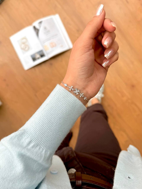 استایل ظریف دستبند نقره مینیمال روی مچ دست در محیط روزانه