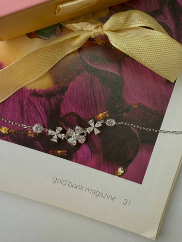 نمای نزدیک دستبند نقره طرح گل چهارپر ایتالیایی داخل جعبه هدیه