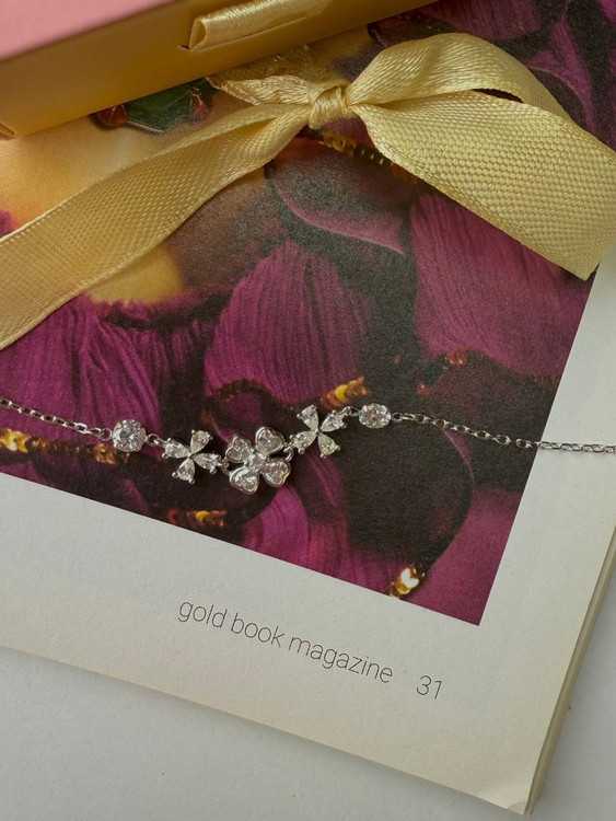 نمای نزدیک دستبند نقره طرح گل چهارپر ایتالیایی داخل جعبه هدیه