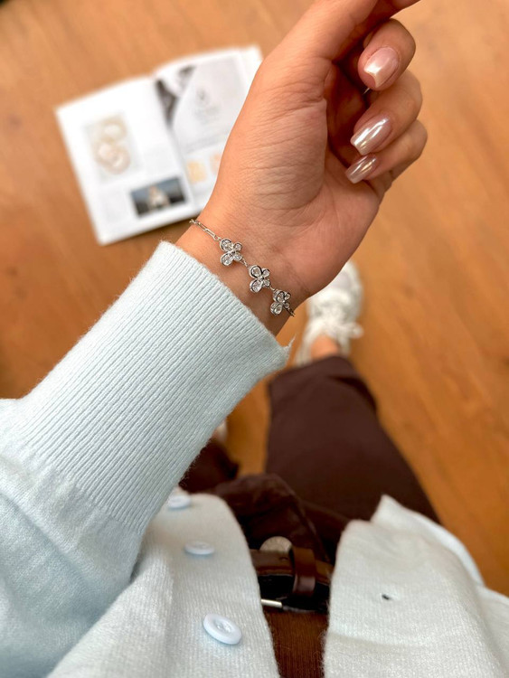 استایل دستبند نقره ظریف و مینیمال مدل پروانه روی مچ دست