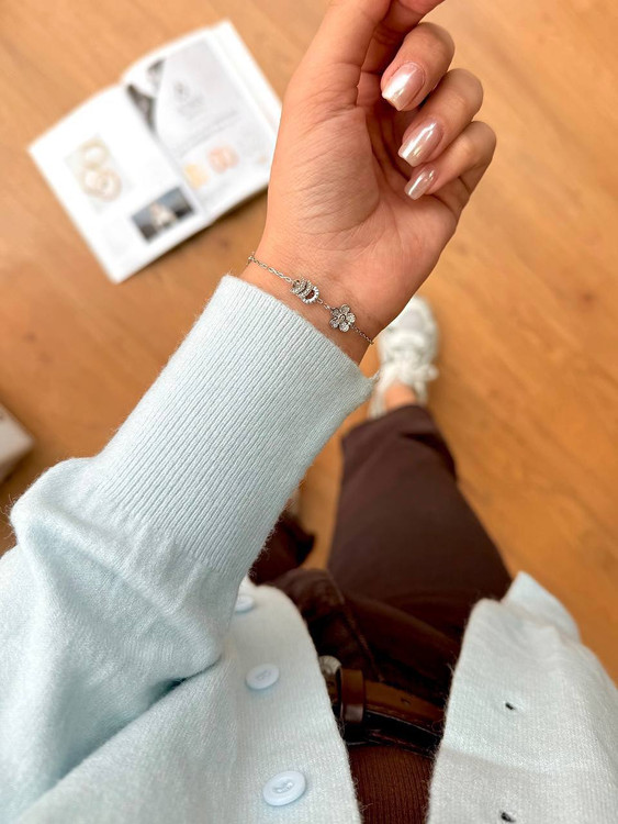 استایل دستبند نقره مینیمال و سبک ایتالیایی روی مچ دست