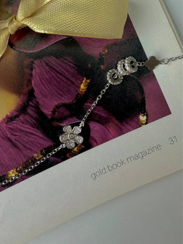 نمای نزدیک دستبند نقره طرح گل پنجپر ظریف داخل جعبه کادویی