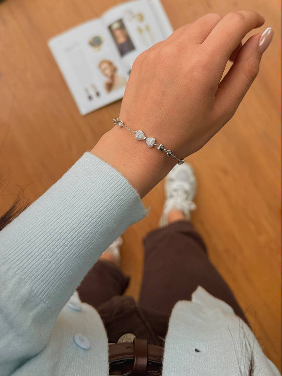 استایل دستبند نقره مینیمال ایتالیایی روی مچ دست زنانه