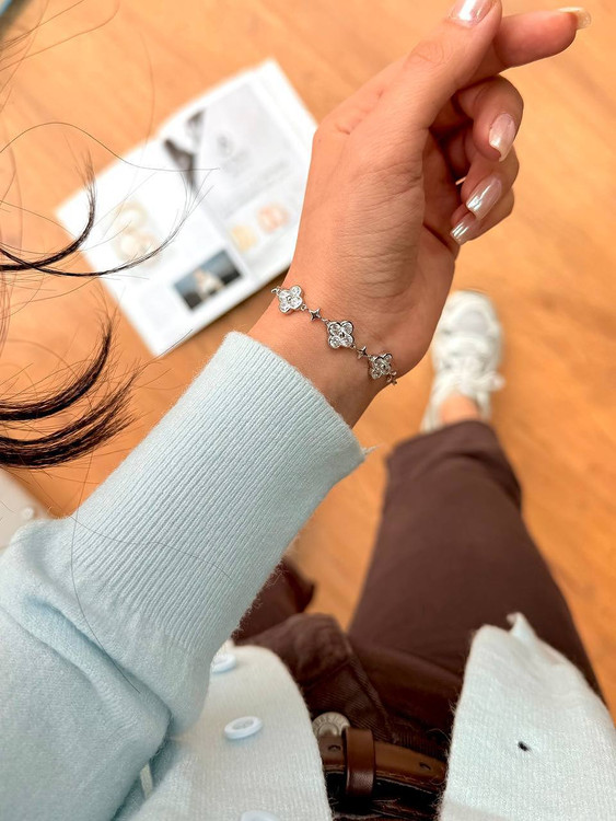 استایل ظریف دستبند نقره ایتالیایی ۴/۵ گرمی روی مچ دست بانوان