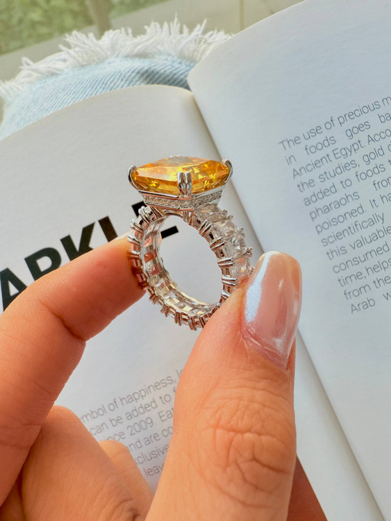استایل مجلسی انگشتر نقره با نگین سیترین زرد مربعی.