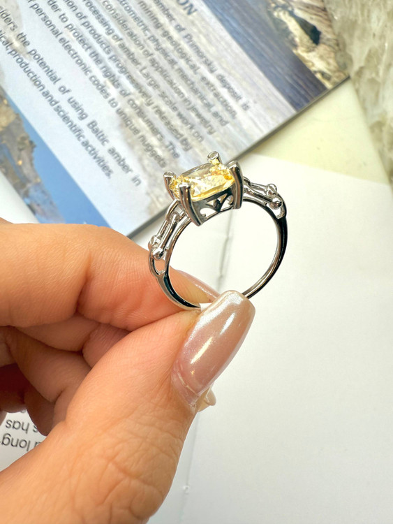 نمای نزدیک از سنگ سیترین زرد روی انگشتر نقره ظریف زنانه