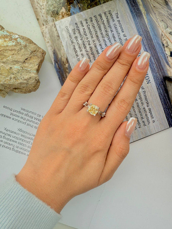 انگشتر نقره (عیار ۹۲۵) وارداتی با آبکاری طلا سفید و سنگ قیمتی زرد