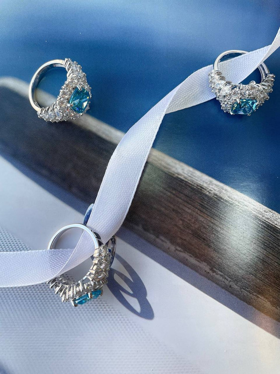 جزئیات رکاب و مخراجکاری انگشتر نقره (عیار ۹۲۵) با نگین آبی و بدنه براق رادیوم