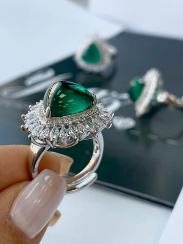 نمای فوقالعاده انگشتر نقره جواهری با سنگ سبز طرح زمرد