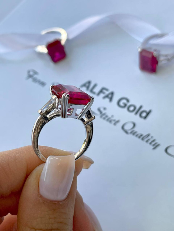 نمای نزدیک انگشتر نقره جواهری با سنگ قرمز طرح یاقوت