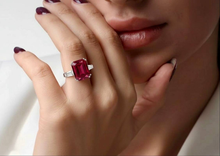 درخشش سنگ یاقوت سرخ روی انگشتر نقره عیار ۹۲۵