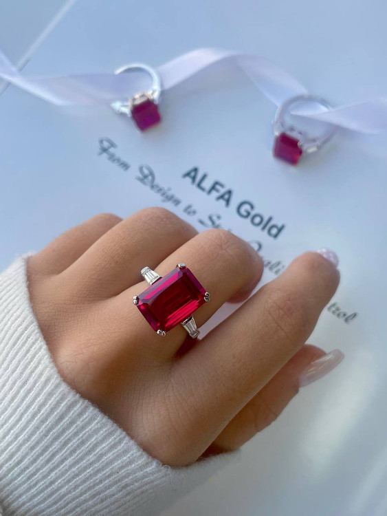 نمای نزدیک انگشتر نقره جواهری با سنگ قرمز طرح یاقوت