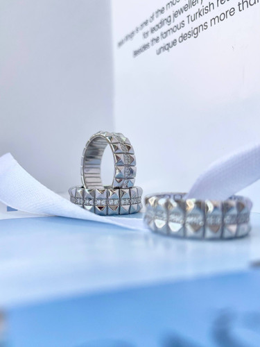 نمای نزدیک انگشتر نقره زنانه نگینریز با درخشش خیرهکننده