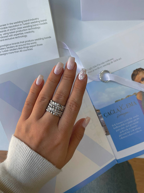 انگشتر نقره سوپر لوکس عیار ۹۲۵ در دستان مدل
