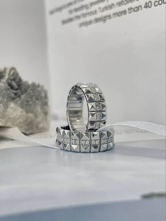 جزئیات ظریف نگینکاری انگشتر نقره زنانه گالری اروند