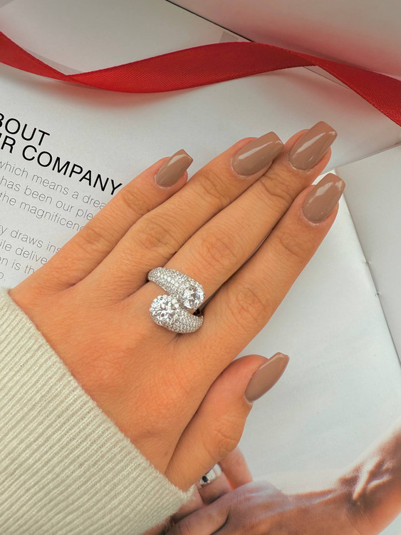 جلوه خیرهکننده انگشتر نقره ۵.۵ گرمی طرح الماس روی دست با درخشش طلاسفید