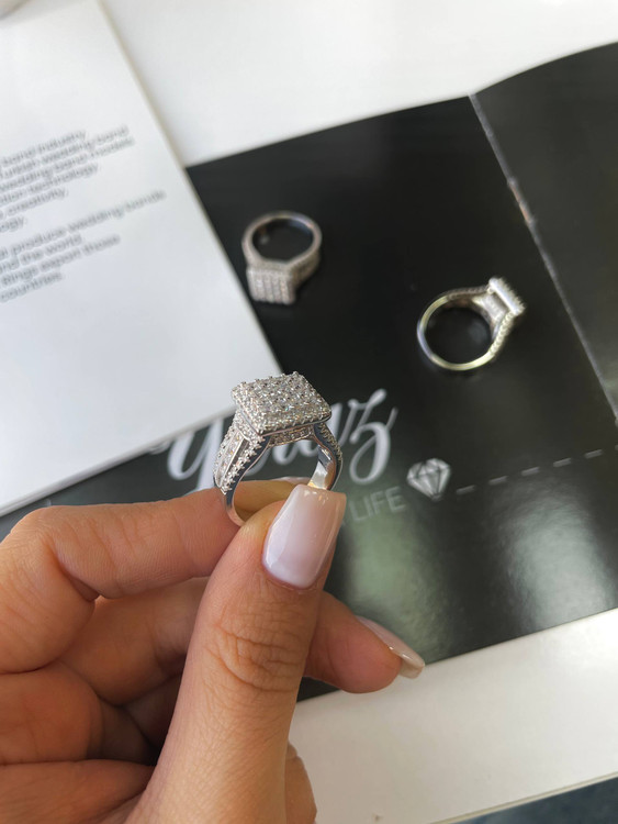 جلوه خیرهکننده انگشتر نقره امرالدکات ایتالیایی روی انگشت با درخشش طلاسفید