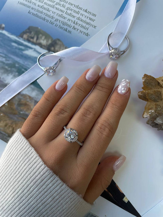 جلوه ظریف و مینیمال انگشتر سولیتر نقره ۲.۵ گرمی روی انگشت