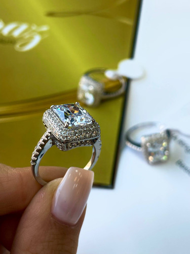 انگشتر نقره زنانه طرح امرالدکات ایتالیایی (عیار ۹۲۵) با نگینهای درخشان.