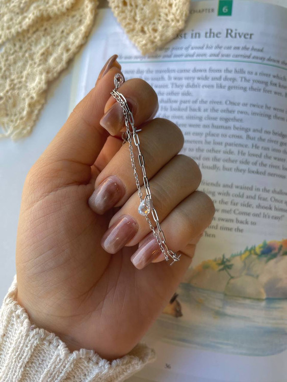 دستبند نقره زنانه طرح دو زنجیر ظریف (عیار ۹۲۵) با آبکاری رادیوم روی دست