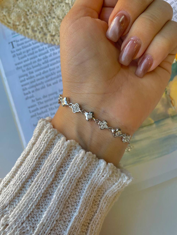 جلوه دستبند نقره مدل ونکلیف ۴.۵ گرمی روی مچ دست با درخشش مشابه طلاسفید