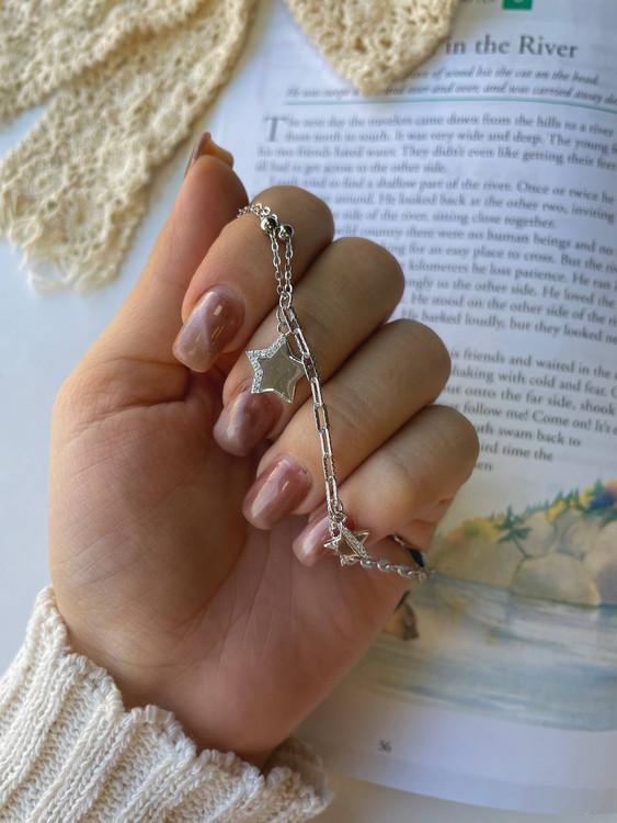 دستبند نقره زنانه طرح ستاره ظریف (عیار ۹۲۵) با آبکاری رادیوم روی دست