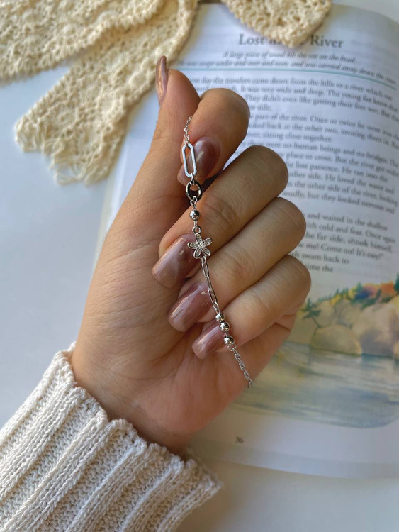 دستبند نقره زنانه مینیمال طرح گل ظریف (عیار ۹۲۵) روی دست