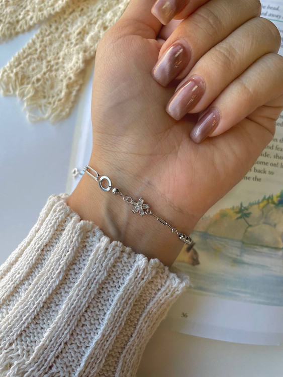 جزئیات طراحی گل و زنجیر ظریف دستبند نقره ایتالیایی اروند با آبکاری رادیوم