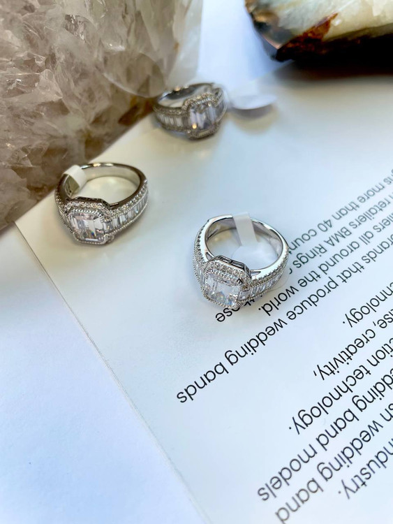 انگشتر نقره زنانه طرح امرالدکات دور نگین ۷ گرم (عیار ۹۲۵) ایتالیایی.