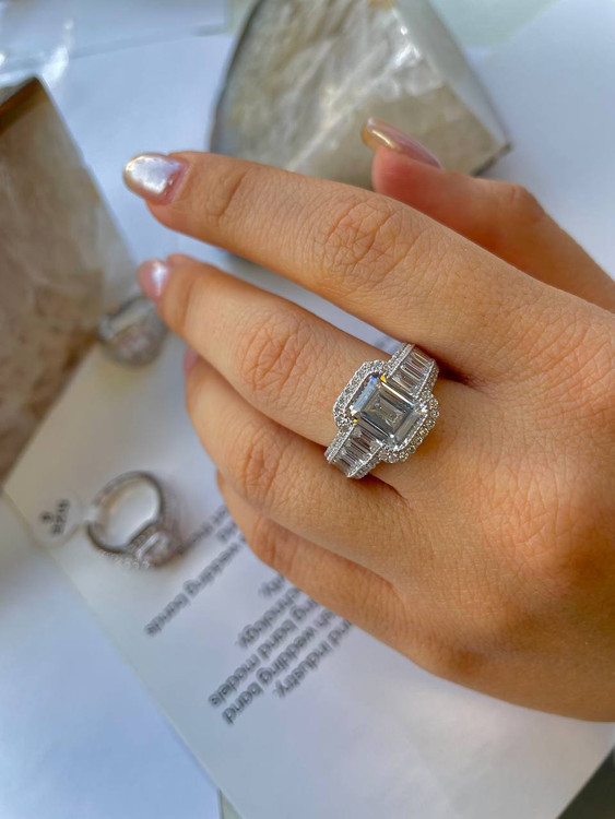 جزئیات مخراجکاری و نگینهای درخشان انگشتر نقره امرالدکات با آبکاری رادیوم.