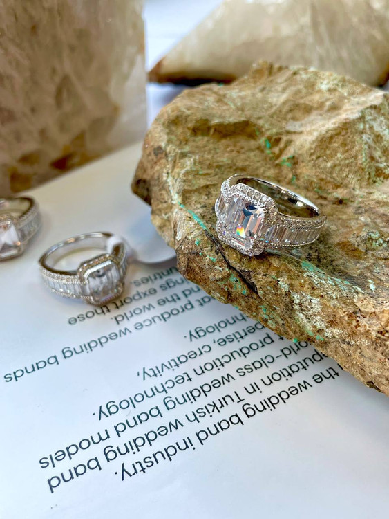 درخشش خیرهکننده انگشتر نقره لوکس وارداتی اروند در زاویه دید نزدیک