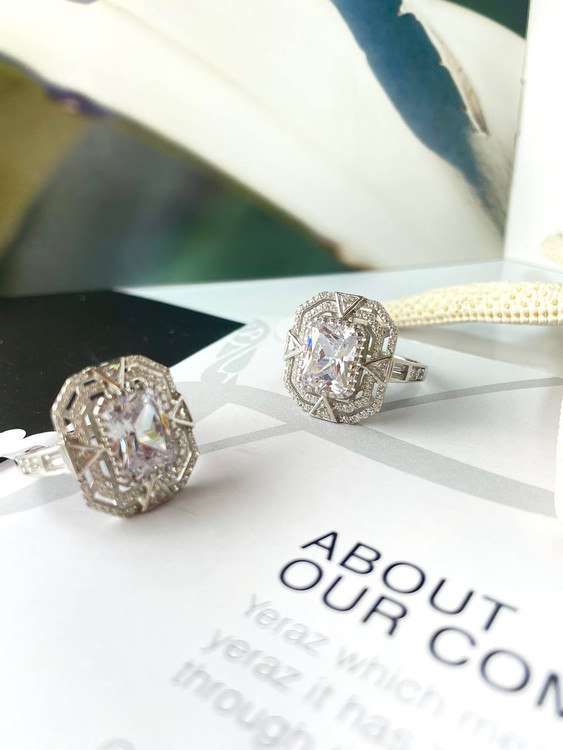 نمای نزدیک از انگشتر نقره زنانه طرح امرالدکات با (عیار ۹۲۵) و نگینهای درخشان ایتالیایی.