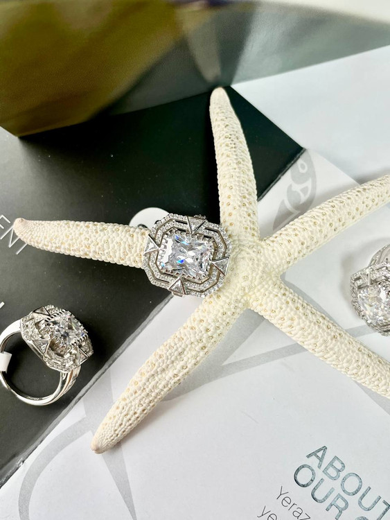 جزئیات تراش امرالدکات و مخراجکاری ظریف نگینها در انگشتر نقره ایتالیایی اروند (عیار ۹۲۵)