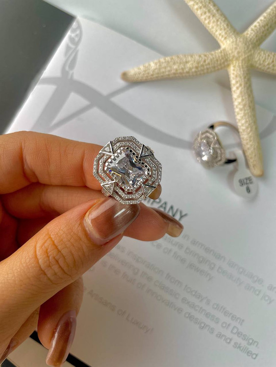 جلوه انگشتر نقره زنانه وارداتی مدل امرالدکات روی دست با درخشش مشابه طلاسفید (عیار ۹۲۵)