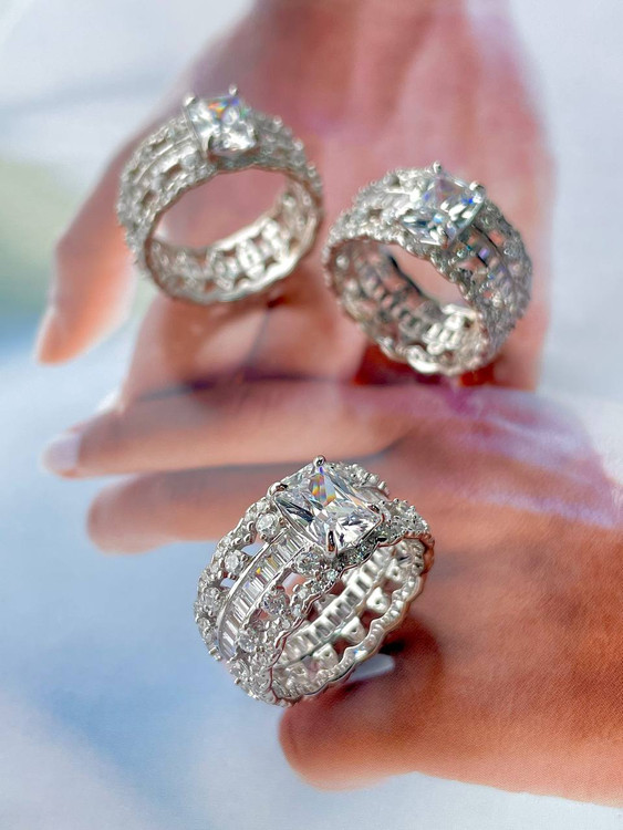 نمای نزدیک انگشتر نقره زنانه طرح امیرالد کات با نگینهای درخشان و آبکاری رادیوم