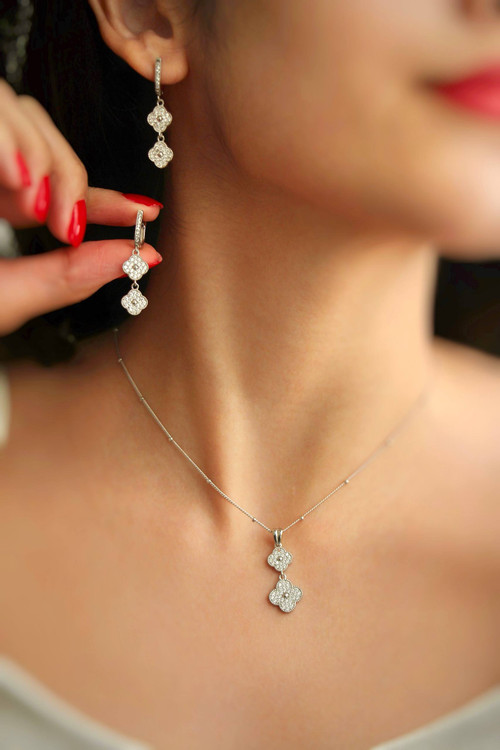 نمای کامل نیمست نقره ونکلیف ۲ با زنجیر توپی ایتالیایی روی مدل