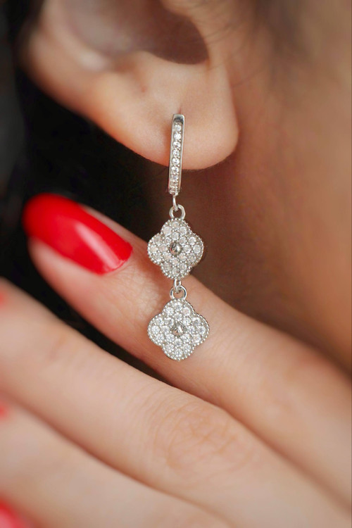 نمای نزدیک گوشوارههای نقره طرح چهاربرگ ونکلیف با عیار ۹۲۵