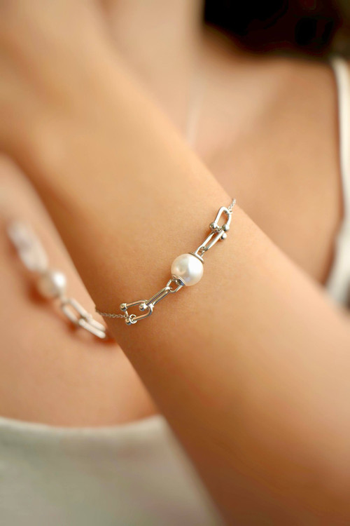 دستبند نقره ست آتِنا با آبکاری رودیوم و مرواریدهای درخشان روی مچ دست