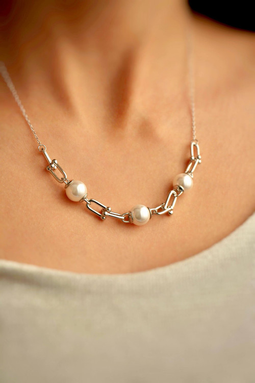 نمای نزدیک گردنبند نقره زنانه ۱۷.۲ گرمی با دانههای مروارید و زنجیر تیفانی