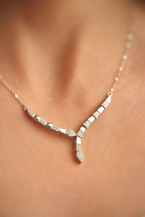 جزئیات گردنبند نقره طرح بولگاری مدل لومینا با حکاکی دقیق برند