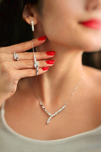 نمای کامل سرویس نیمست نقره لومینا طرح بولگاری روی مدل زنانه