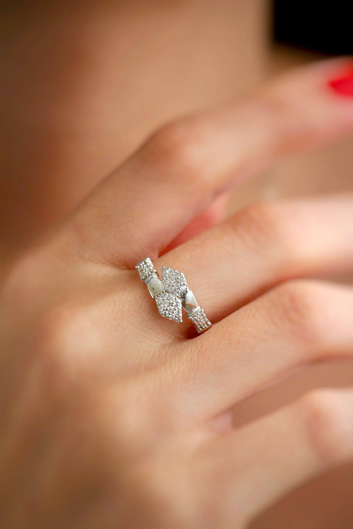 نمای نزدیک دستبند نقره سرویس لومینا با زنجیر کارتیه و آویز دایرهای