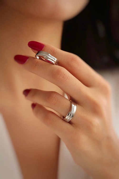 عکس نزدیک از ست حلقه نقره مدل اِتِرنو با طراحی قالب طلا و درخشش خیرهکننده