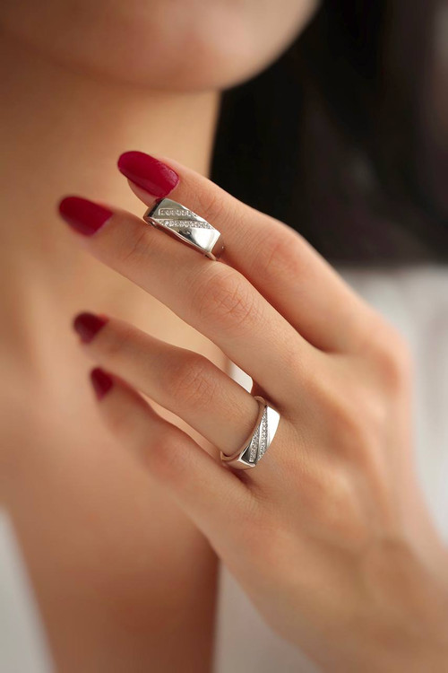 نمای نزدیک از ست حلقه نقره زنانه و مردانه مدل نغمه دل با طراحی مدرن و عیار ۹۲۵