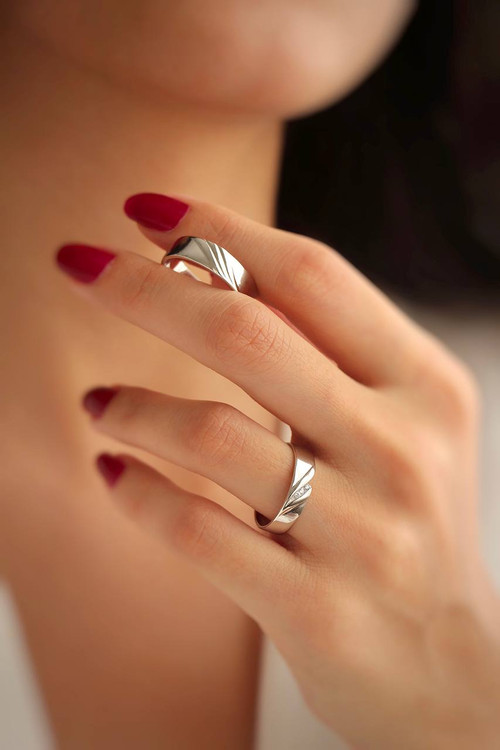 نمای ست حلقه نقره مدل نجوای عشق با طراحی مینیمال و درخشش رادیوم روی دست